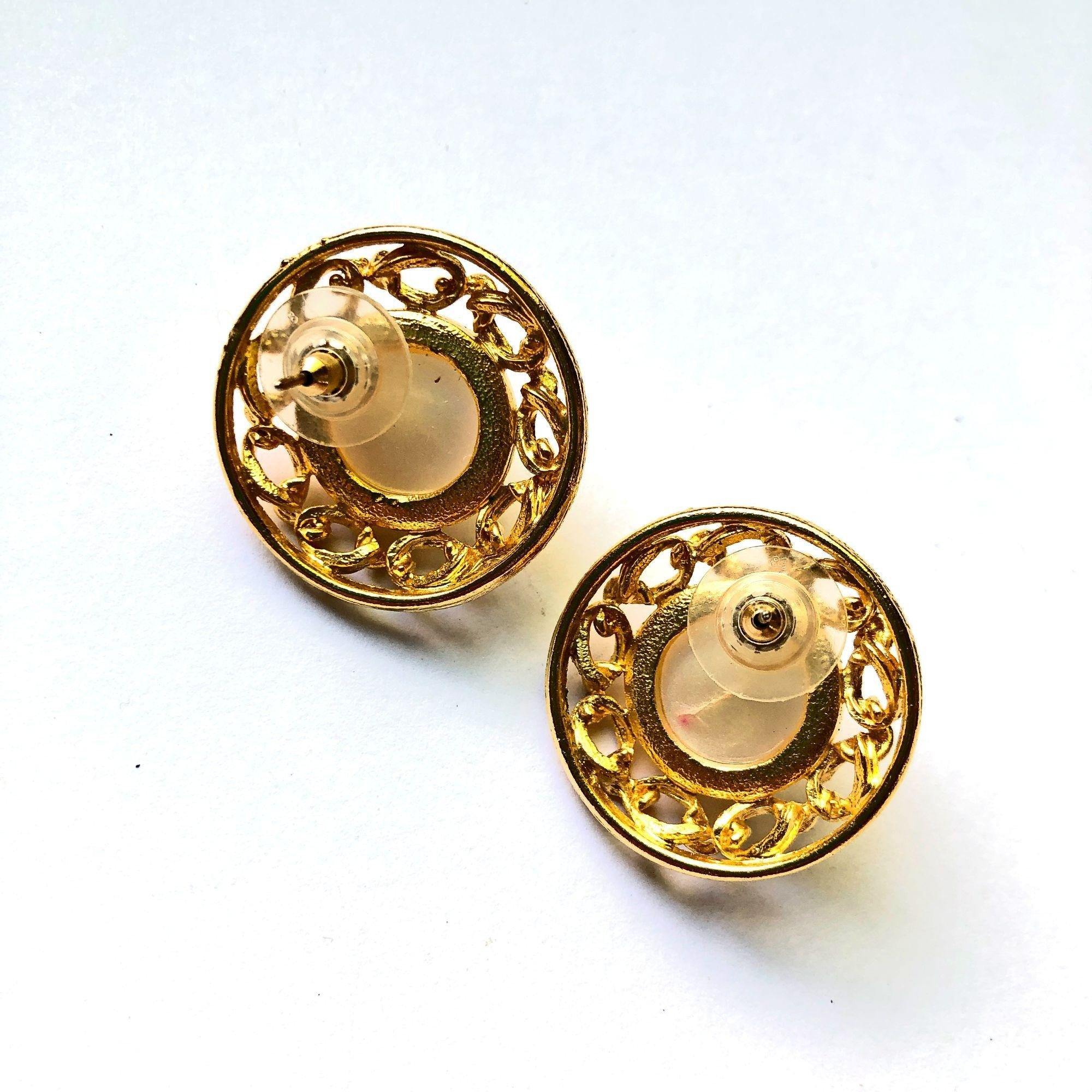 Vintage Round Pearl and Gold Statement Earrings by Unsigned Beauty - Vintage Meet Modern Vintage Jewelry - Chicago, Illinois - #oldhollywoodglamour #vintagemeetmodern #designervintage #jewelrybox #antiquejewelry #vintagejewelry
