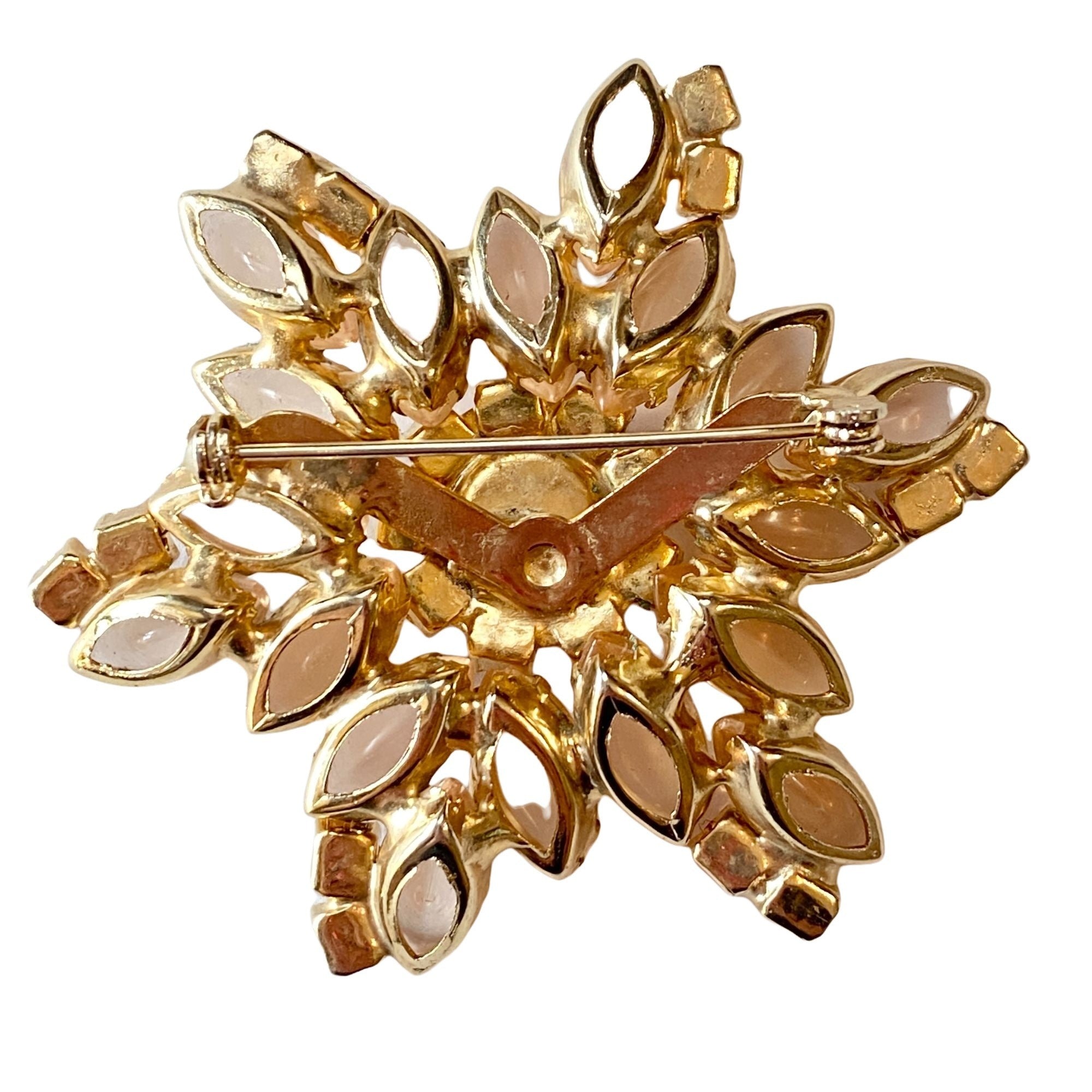 Shades of Pink Rhinestone Flower Brooch by Unsigned Beauty - Vintage Meet Modern Vintage Jewelry - Chicago, Illinois - #oldhollywoodglamour #vintagemeetmodern #designervintage #jewelrybox #antiquejewelry #vintagejewelry
