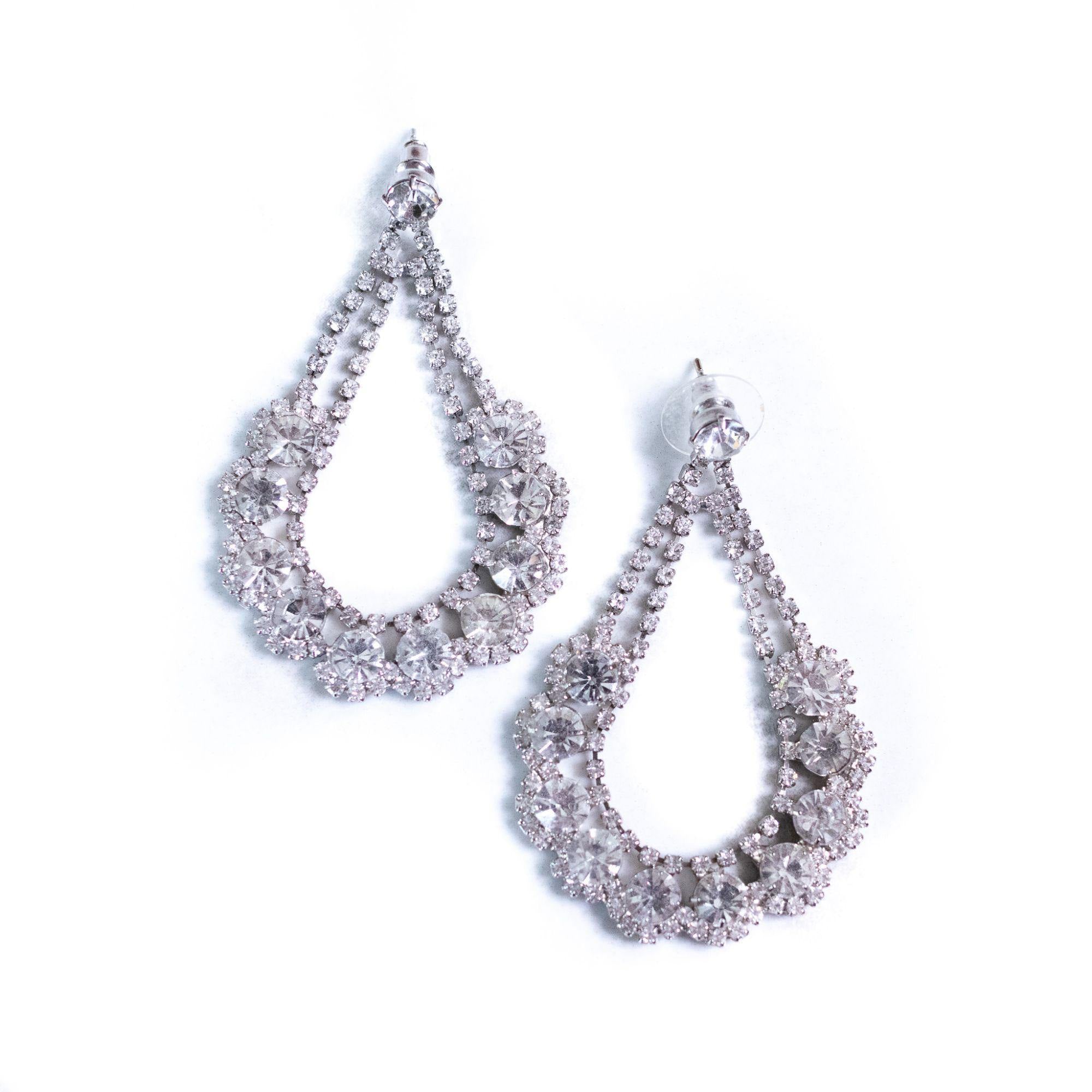 Vintage Rhinestone Chandelier Earrings by Unsigned Beauty - Vintage Meet Modern Vintage Jewelry - Chicago, Illinois - #oldhollywoodglamour #vintagemeetmodern #designervintage #jewelrybox #antiquejewelry #vintagejewelry