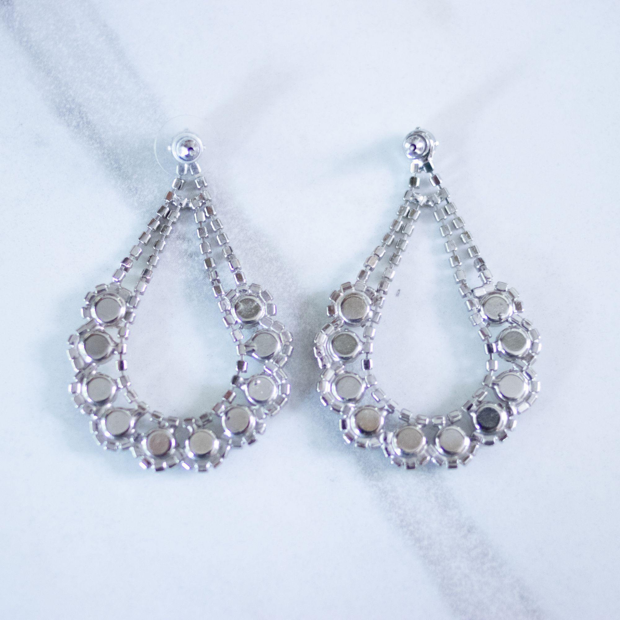 Vintage Rhinestone Chandelier Earrings by Unsigned Beauty - Vintage Meet Modern Vintage Jewelry - Chicago, Illinois - #oldhollywoodglamour #vintagemeetmodern #designervintage #jewelrybox #antiquejewelry #vintagejewelry