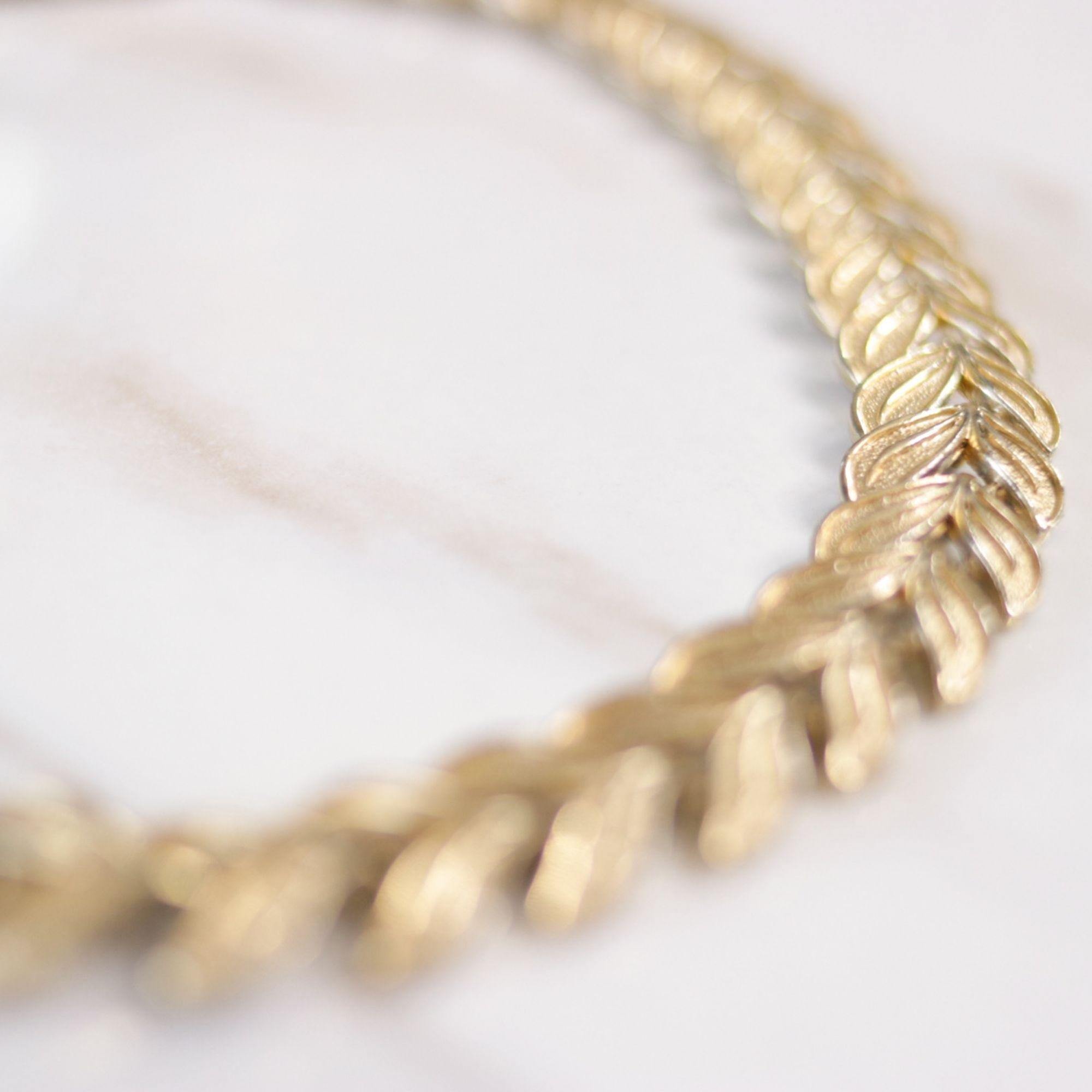 Vintage V Link Wide Gold Necklace by Unsigned Beauty - Vintage Meet Modern Vintage Jewelry - Chicago, Illinois - #oldhollywoodglamour #vintagemeetmodern #designervintage #jewelrybox #antiquejewelry #vintagejewelry