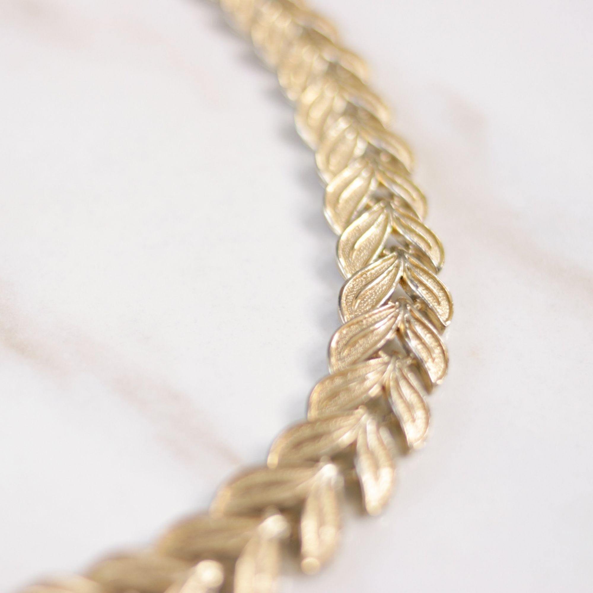 Vintage V Link Wide Gold Necklace by Unsigned Beauty - Vintage Meet Modern Vintage Jewelry - Chicago, Illinois - #oldhollywoodglamour #vintagemeetmodern #designervintage #jewelrybox #antiquejewelry #vintagejewelry