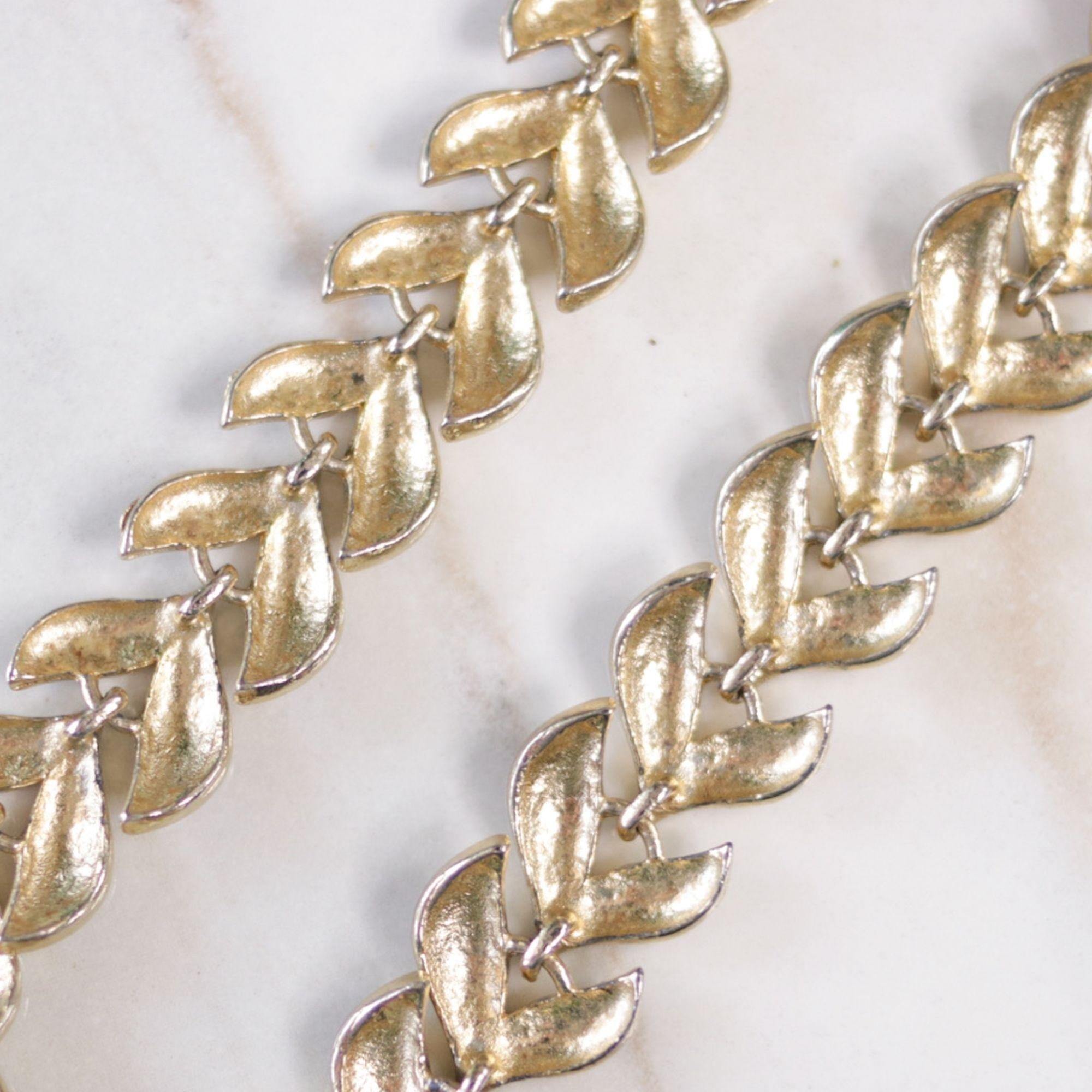 Vintage V Link Wide Gold Necklace by Unsigned Beauty - Vintage Meet Modern Vintage Jewelry - Chicago, Illinois - #oldhollywoodglamour #vintagemeetmodern #designervintage #jewelrybox #antiquejewelry #vintagejewelry