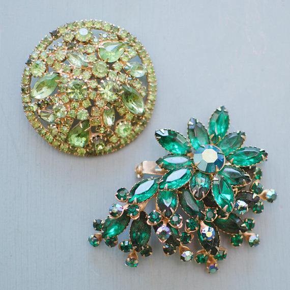 Huge Vintage Emerald Green Rhinestone Spray Style Brooch by Vintage Meet Modern - Vintage Meet Modern Vintage Jewelry - Chicago, Illinois - #oldhollywoodglamour #vintagemeetmodern #designervintage #jewelrybox #antiquejewelry #vintagejewelry