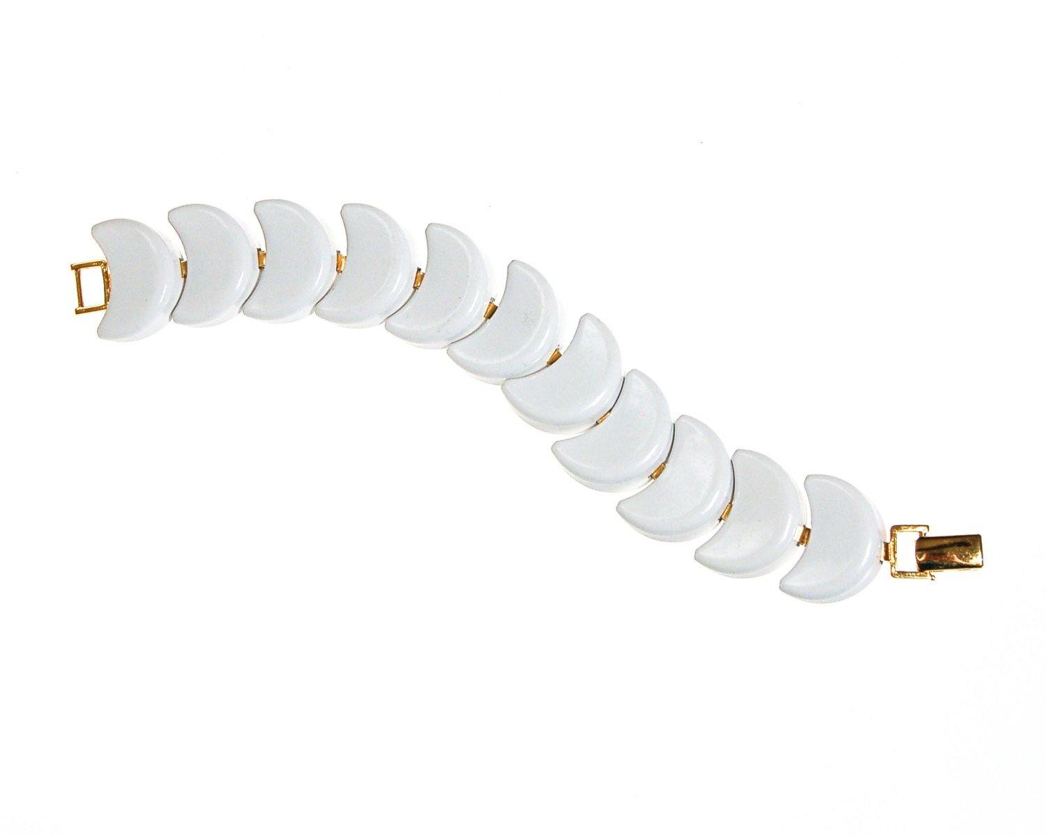 Napier White Chain Link Bracelet, White Enamel, Scalloped Link, Mid Century Modern, Gold Tone, Designer Vintage Jewelry by Napier - Vintage Meet Modern Vintage Jewelry - Chicago, Illinois - #oldhollywoodglamour #vintagemeetmodern #designervintage #jewelrybox #antiquejewelry #vintagejewelry