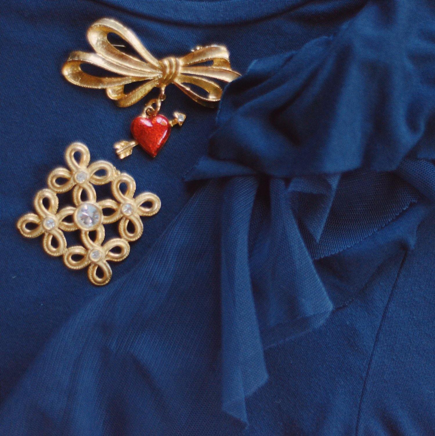 Gold Scroll with Rhinestone Center Brooch by Unsigned Beauty - Vintage Meet Modern Vintage Jewelry - Chicago, Illinois - #oldhollywoodglamour #vintagemeetmodern #designervintage #jewelrybox #antiquejewelry #vintagejewelry