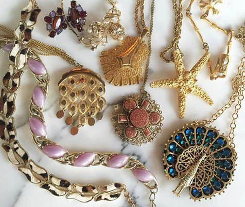 Lavender Moonglow Thermoset Necklace by Unsigned Beauty - Vintage Meet Modern Vintage Jewelry - Chicago, Illinois - #oldhollywoodglamour #vintagemeetmodern #designervintage #jewelrybox #antiquejewelry #vintagejewelry