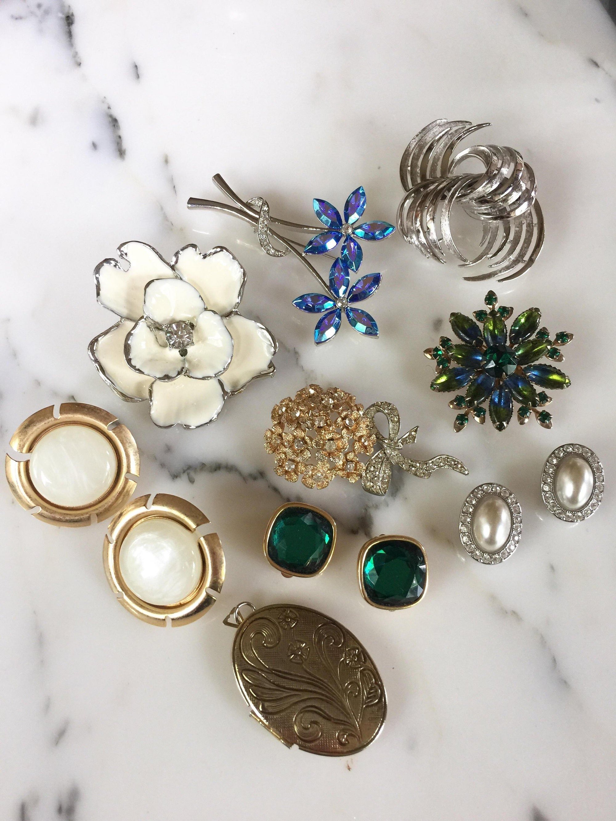 Green Blue Bi Color Rhinestone Round Rhinestone Floral Brooch, Peacock Colors by Unsigned Beauty - Vintage Meet Modern Vintage Jewelry - Chicago, Illinois - #oldhollywoodglamour #vintagemeetmodern #designervintage #jewelrybox #antiquejewelry #vintagejewelry