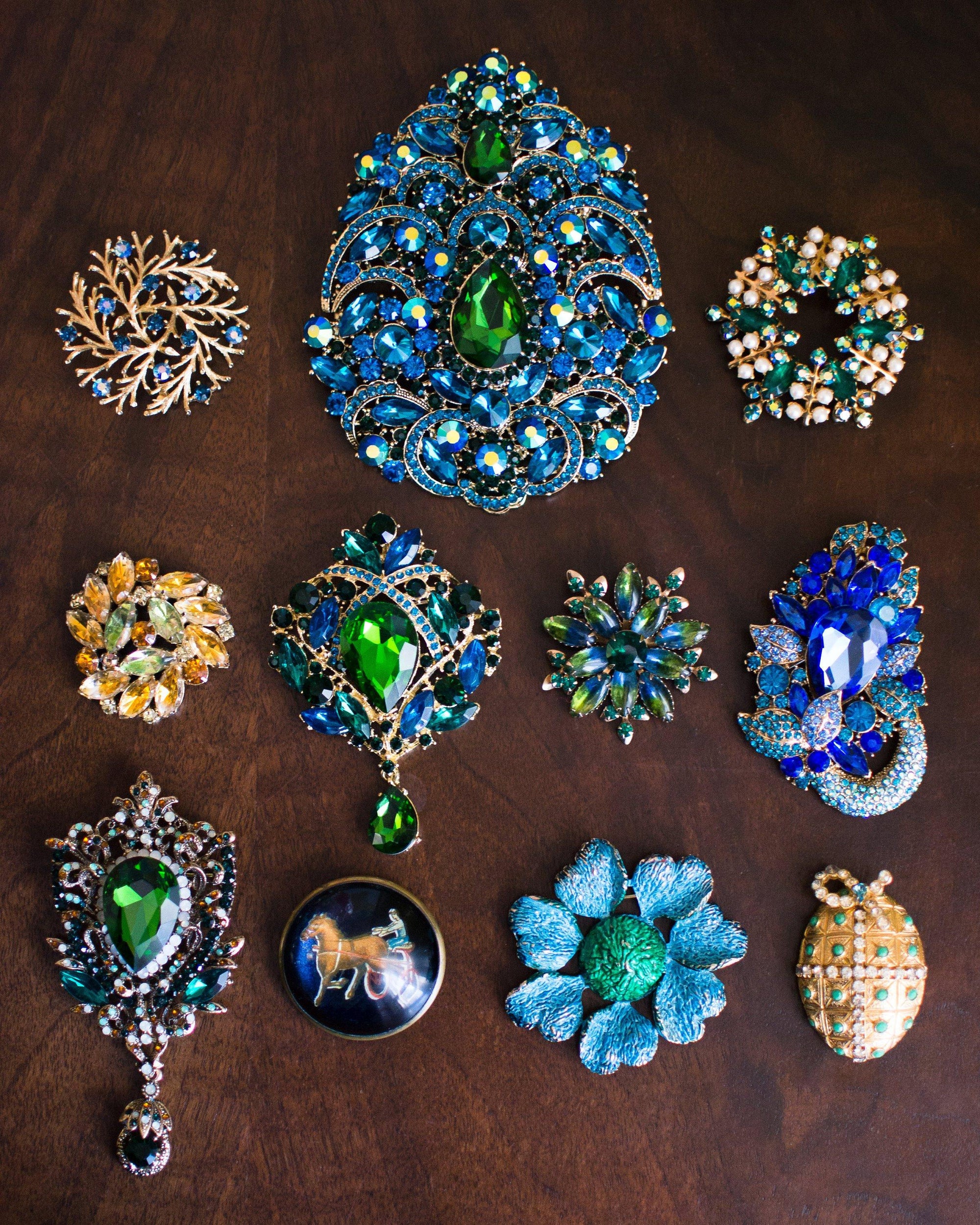 Vintage Emerald Green and Sapphire Blue Brooch with Dangling Pear Shape Crystal by Unsigned Beauty - Vintage Meet Modern Vintage Jewelry - Chicago, Illinois - #oldhollywoodglamour #vintagemeetmodern #designervintage #jewelrybox #antiquejewelry #vintagejewelry