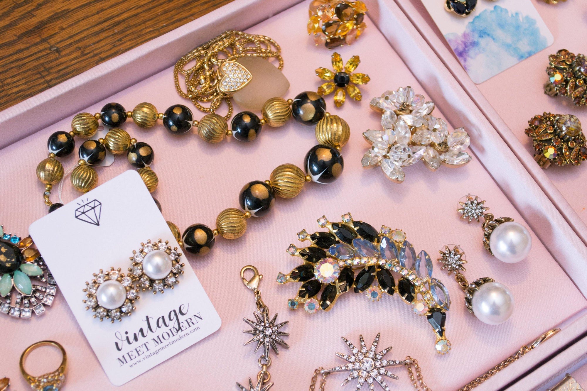 Vintage Juliana Aurora Borealis, Gray, and Jet Crystal Rhinestone Spray Style Brooch by Juliana - Vintage Meet Modern Vintage Jewelry - Chicago, Illinois - #oldhollywoodglamour #vintagemeetmodern #designervintage #jewelrybox #antiquejewelry #vintagejewelry