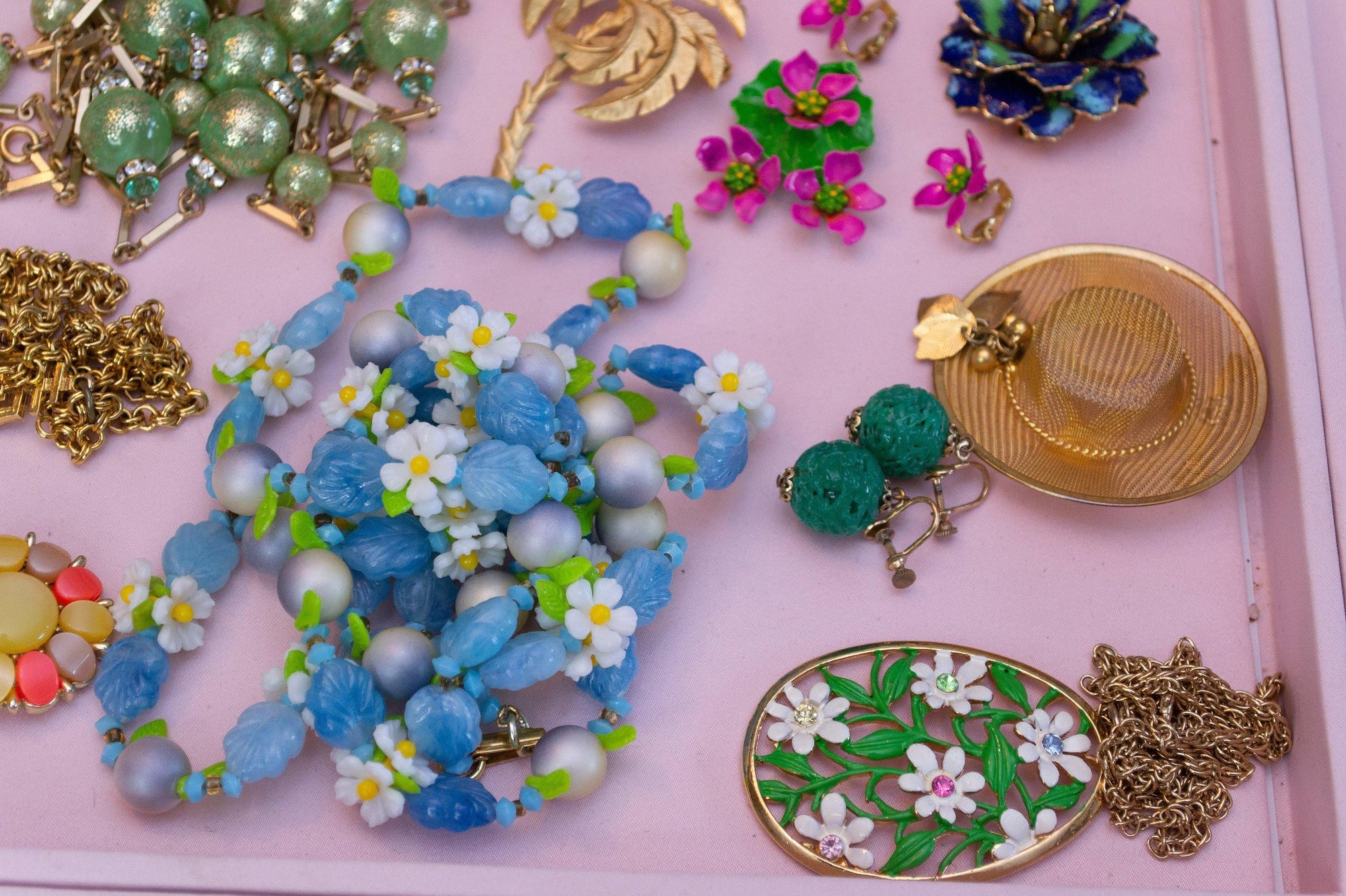 Vintage Gold Tone Hat Brooch by 1950s - Vintage Meet Modern Vintage Jewelry - Chicago, Illinois - #oldhollywoodglamour #vintagemeetmodern #designervintage #jewelrybox #antiquejewelry #vintagejewelry