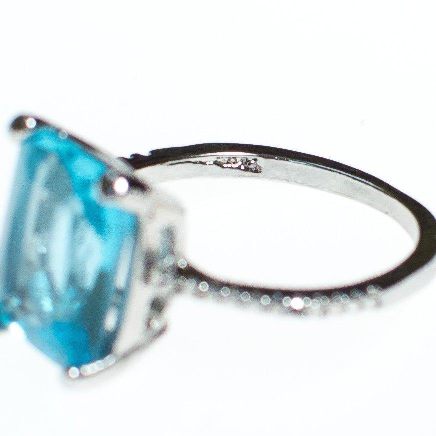 Vintage Aqua Crystal Emerald Cut Cocktail Statement Ring by Vintage Meet Modern - Vintage Meet Modern Vintage Jewelry - Chicago, Illinois - #oldhollywoodglamour #vintagemeetmodern #designervintage #jewelrybox #antiquejewelry #vintagejewelry