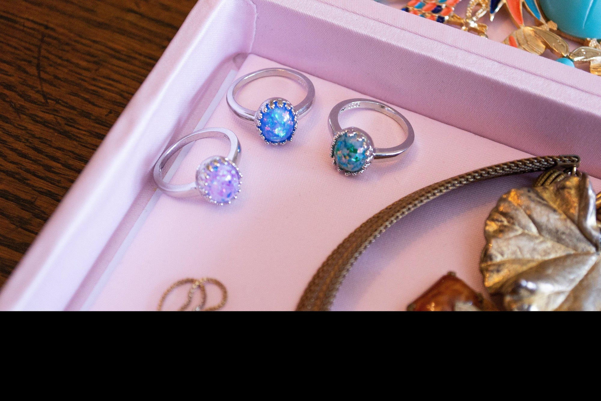 Vintage Pink Glitter Lucite Statement Ring by Vintage Meet Modern - Vintage Meet Modern Vintage Jewelry - Chicago, Illinois - #oldhollywoodglamour #vintagemeetmodern #designervintage #jewelrybox #antiquejewelry #vintagejewelry