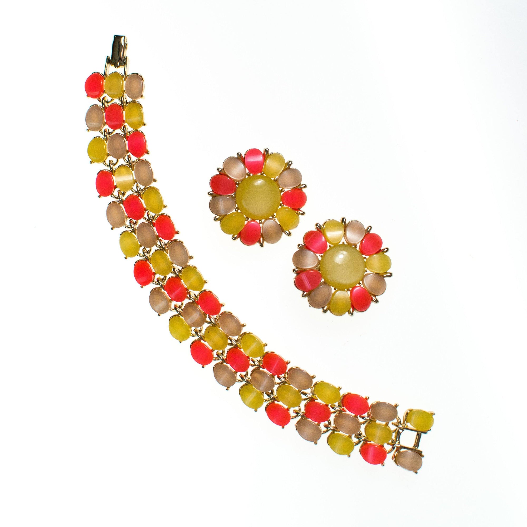 Vintage 1950s Mod Yellow Orange, Champagne Thermoset Lucite Moonglow Medallion Statement Earrings, Clip On by 1950s - Vintage Meet Modern Vintage Jewelry - Chicago, Illinois - #oldhollywoodglamour #vintagemeetmodern #designervintage #jewelrybox #antiquejewelry #vintagejewelry