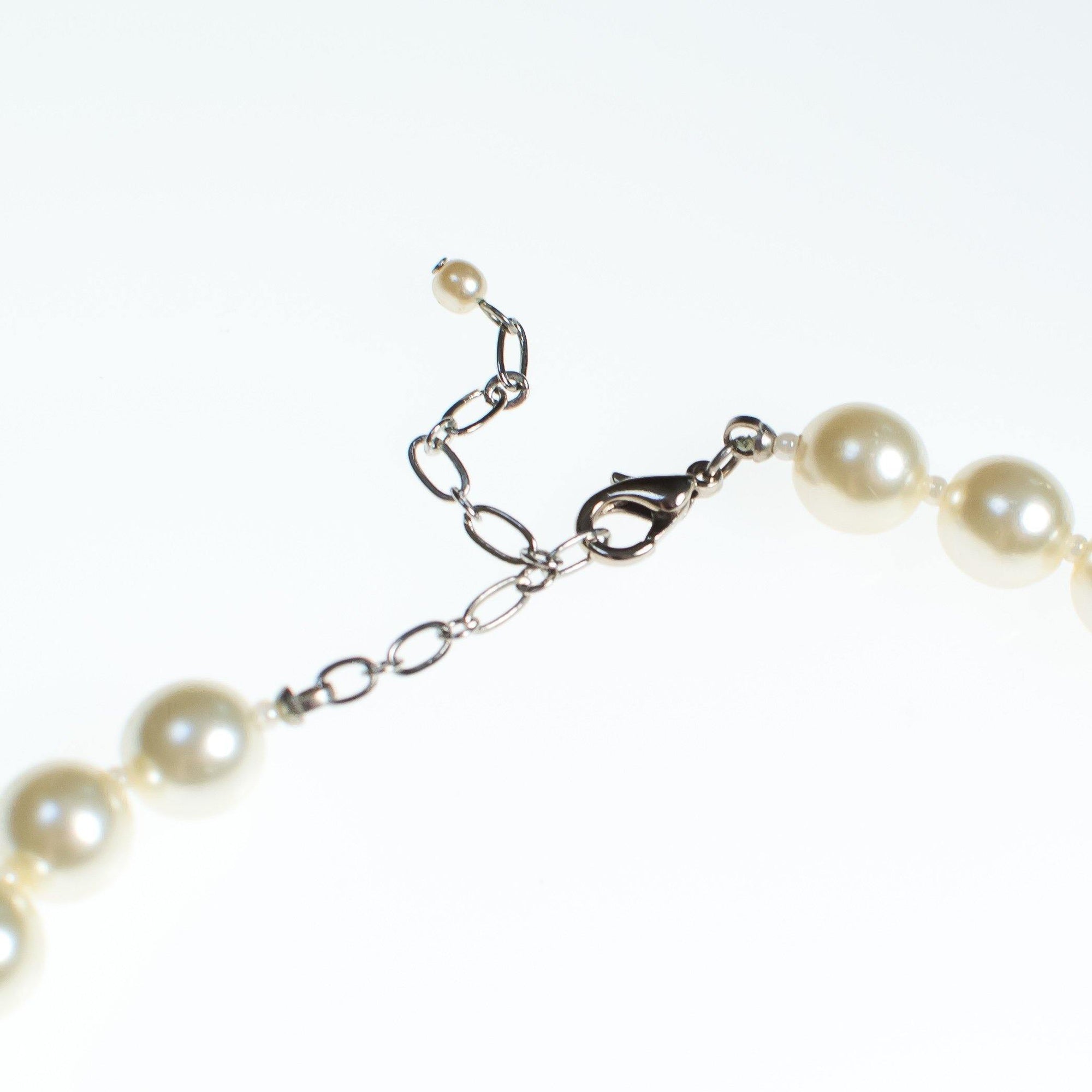 Vintage Pearl Faux Pearl Necklace by Pearls - Vintage Meet Modern Vintage Jewelry - Chicago, Illinois - #oldhollywoodglamour #vintagemeetmodern #designervintage #jewelrybox #antiquejewelry #vintagejewelry