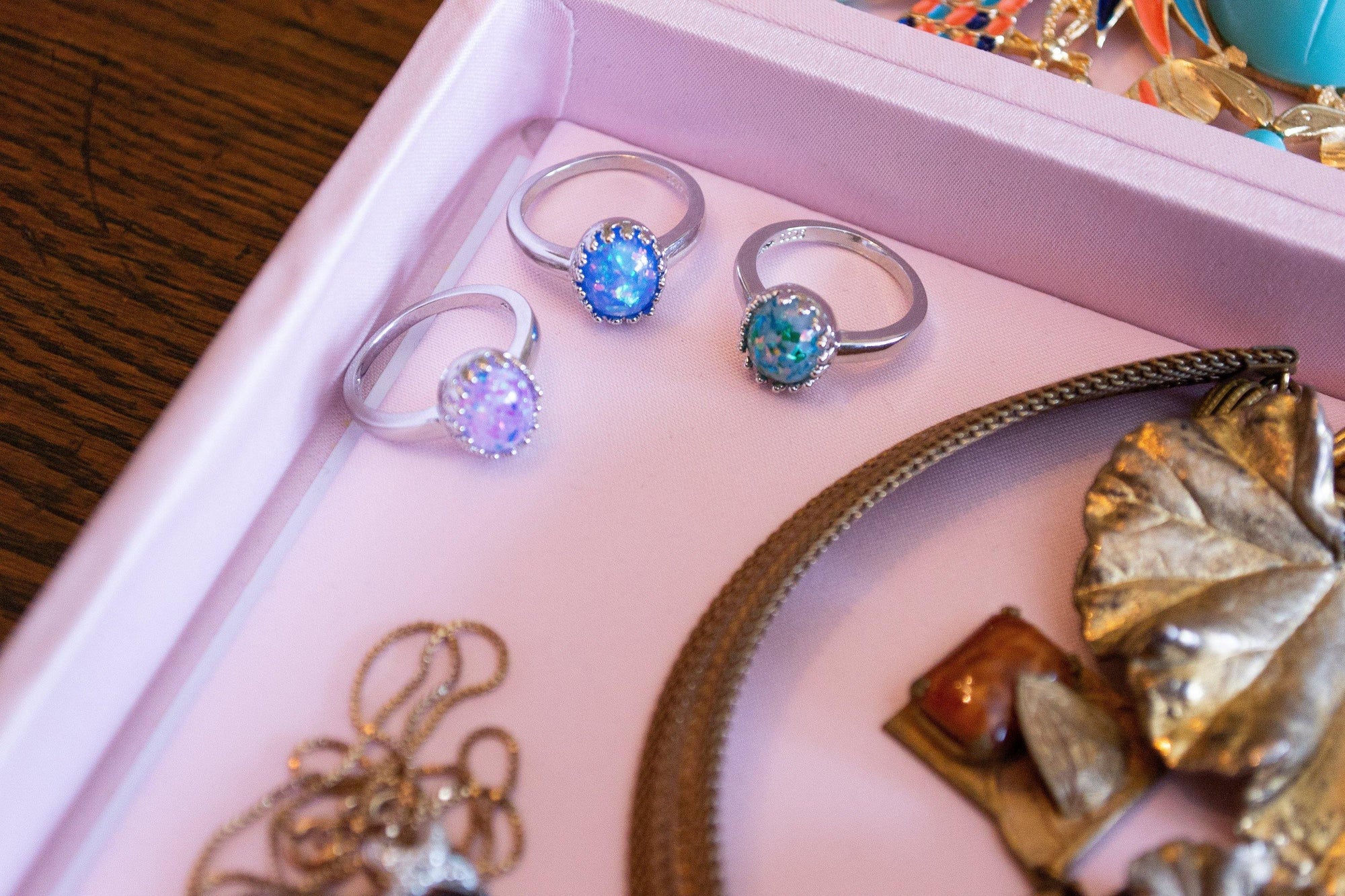 Vintage Blue Glitter Lucite Statement Ring by Vintage Meet Modern - Vintage Meet Modern Vintage Jewelry - Chicago, Illinois - #oldhollywoodglamour #vintagemeetmodern #designervintage #jewelrybox #antiquejewelry #vintagejewelry