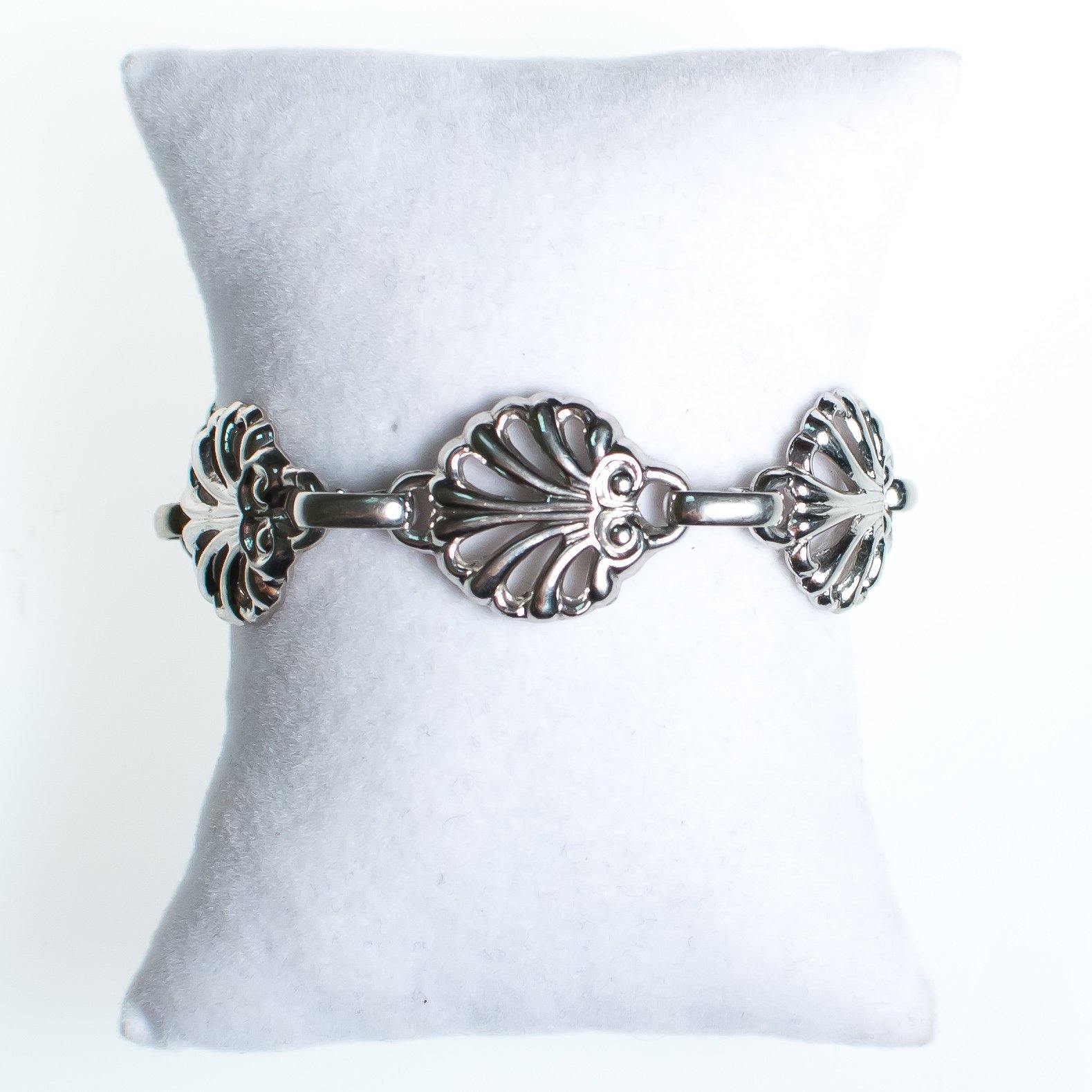 Vintage Retro Mid Century Modern Silver Shell Bracelet, Silver Tone Bracelet, Snap Lock Clasp by Mid Century Modern - Vintage Meet Modern Vintage Jewelry - Chicago, Illinois - #oldhollywoodglamour #vintagemeetmodern #designervintage #jewelrybox #antiquejewelry #vintagejewelry