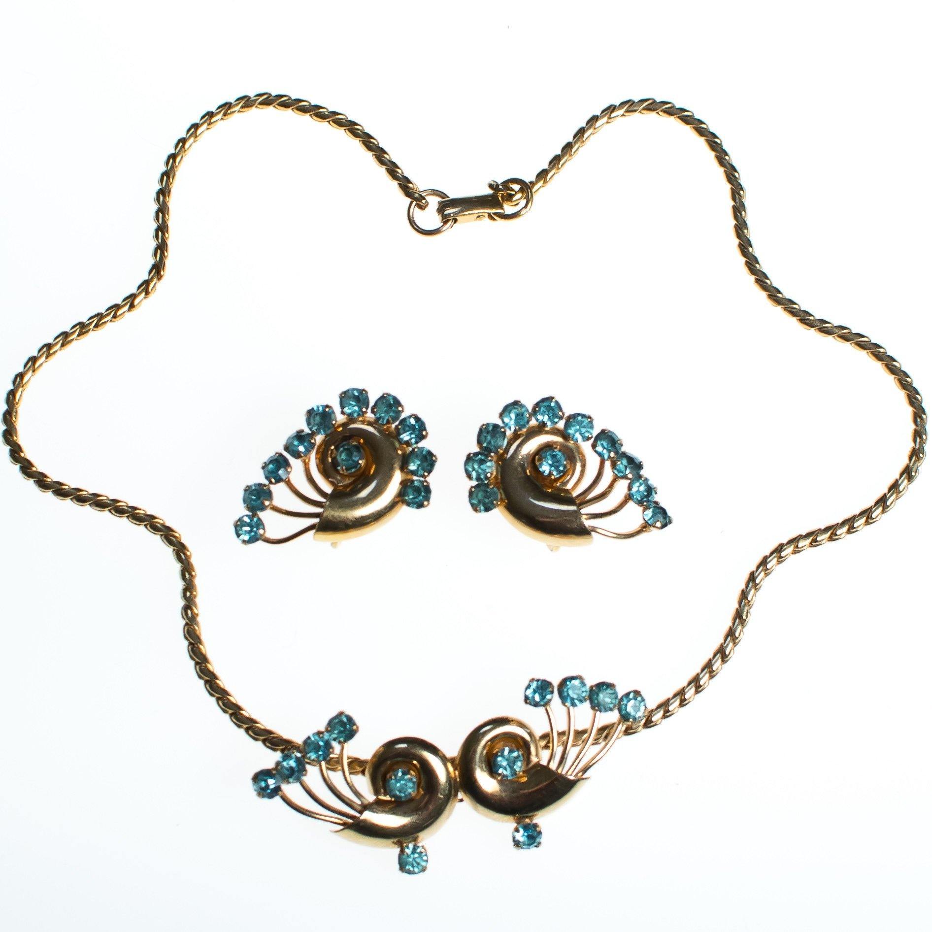 Vintage 1940s Van Dell Necklace, Blue Rhinestones, Gold Tone Necklace, Snap Clasp by Van Dell - Vintage Meet Modern Vintage Jewelry - Chicago, Illinois - #oldhollywoodglamour #vintagemeetmodern #designervintage #jewelrybox #antiquejewelry #vintagejewelry