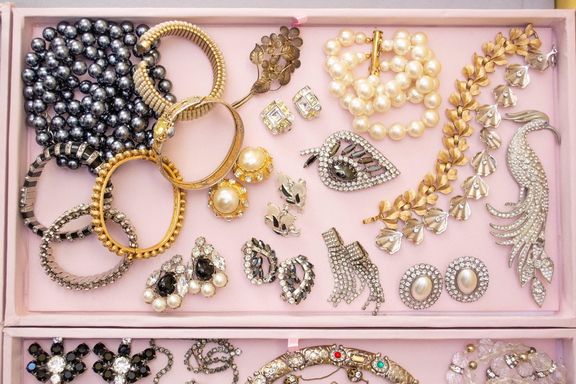 Vintage Crown Trifari Mid Century Modern Gold Leaves Bracelet by Crown Trifari - Vintage Meet Modern Vintage Jewelry - Chicago, Illinois - #oldhollywoodglamour #vintagemeetmodern #designervintage #jewelrybox #antiquejewelry #vintagejewelry