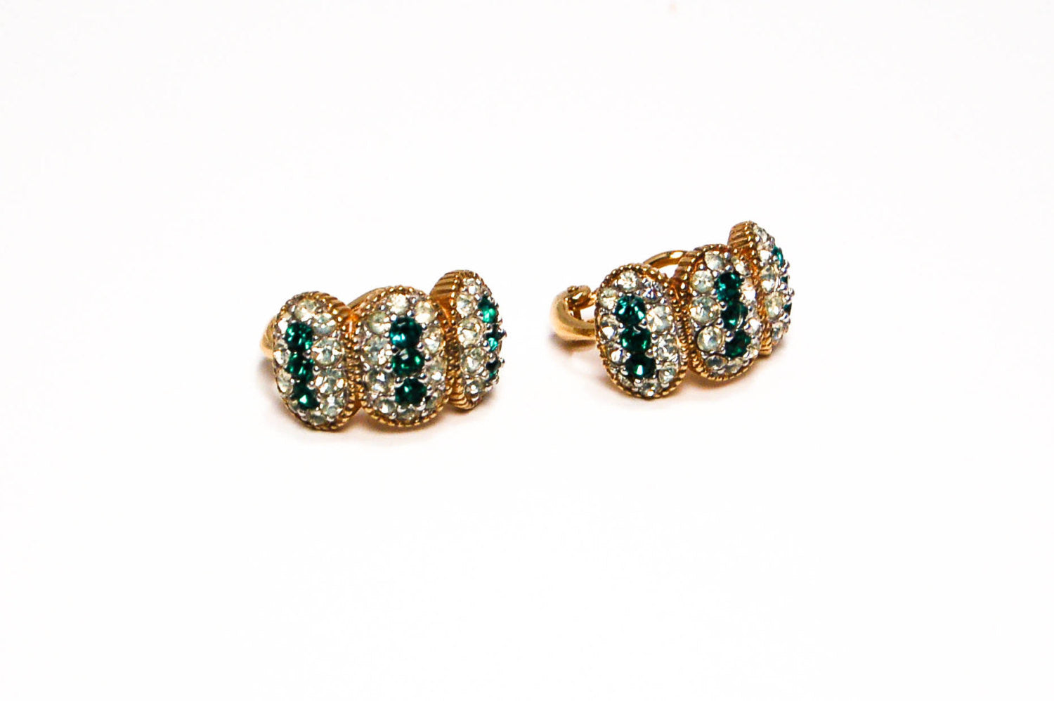 Ciner Emerald Green Brilliant Sparkling Rhinestone Earrings Gold Tone Clip by Ciner - Vintage Meet Modern Vintage Jewelry - Chicago, Illinois - #oldhollywoodglamour #vintagemeetmodern #designervintage #jewelrybox #antiquejewelry #vintagejewelry