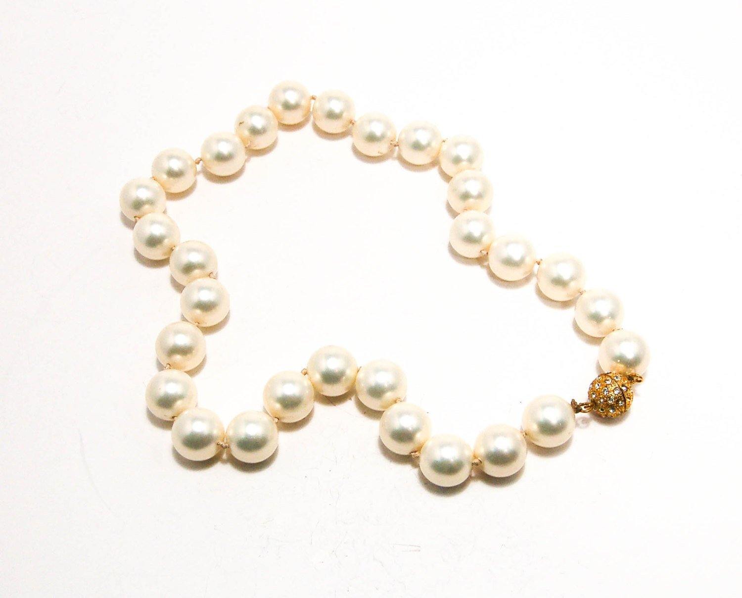 Majorica Pearls by Vintage Meet Modern - Vintage Meet Modern Vintage Jewelry - Chicago, Illinois - #oldhollywoodglamour #vintagemeetmodern #designervintage #jewelrybox #antiquejewelry #vintagejewelry