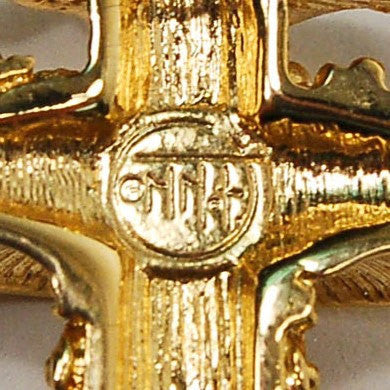 Gold Tone Umbrella Stick Pin by Mary McFadden by Mary McFadden - Vintage Meet Modern Vintage Jewelry - Chicago, Illinois - #oldhollywoodglamour #vintagemeetmodern #designervintage #jewelrybox #antiquejewelry #vintagejewelry