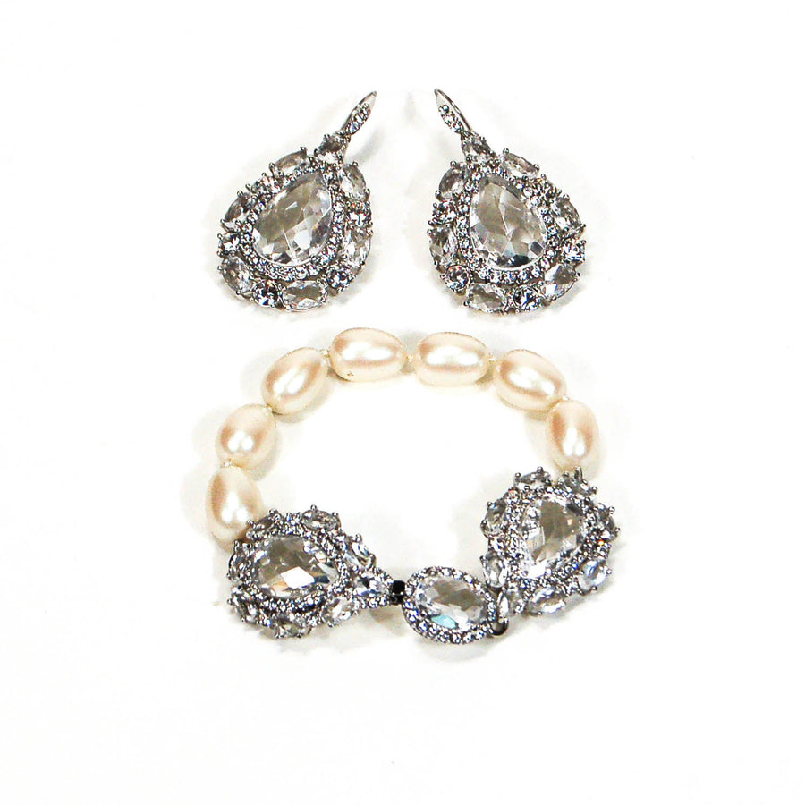Monet Pearl and Crystal Rhinestone Bracelet by Monet - Vintage Meet Modern Vintage Jewelry - Chicago, Illinois - #oldhollywoodglamour #vintagemeetmodern #designervintage #jewelrybox #antiquejewelry #vintagejewelry