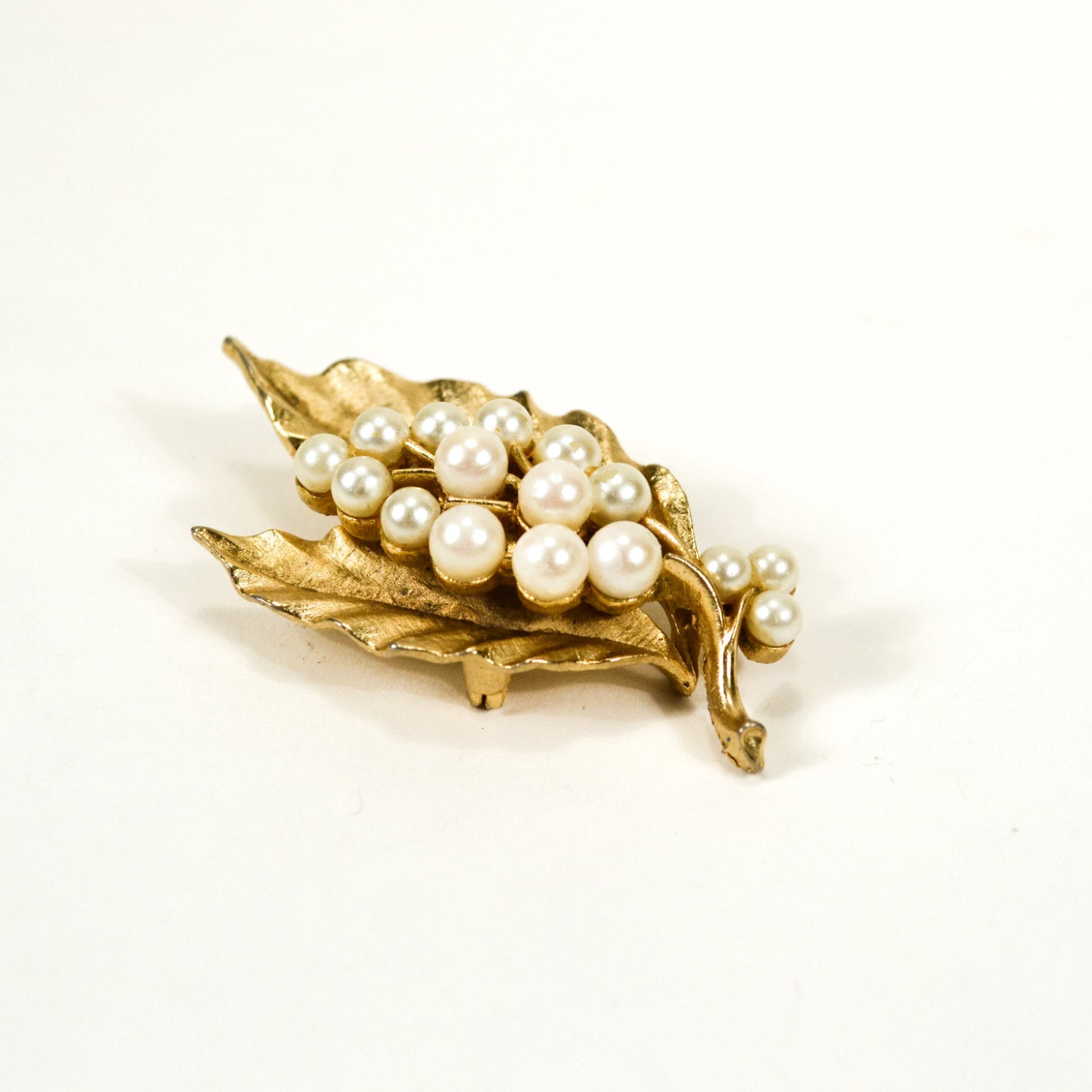 Lisner Gold and Pearl Leaf Brooch by Lisner - Vintage Meet Modern Vintage Jewelry - Chicago, Illinois - #oldhollywoodglamour #vintagemeetmodern #designervintage #jewelrybox #antiquejewelry #vintagejewelry