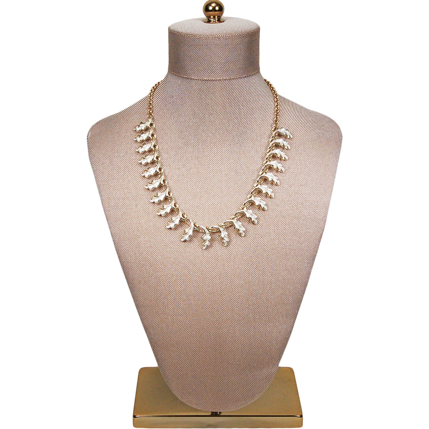 Vintage Oak Leaf Necklace by Unsigned Beauty - Vintage Meet Modern Vintage Jewelry - Chicago, Illinois - #oldhollywoodglamour #vintagemeetmodern #designervintage #jewelrybox #antiquejewelry #vintagejewelry