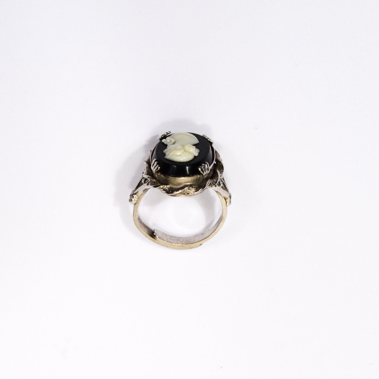 Black and White Cameo Ring by unsigned beauty - Vintage Meet Modern Vintage Jewelry - Chicago, Illinois - #oldhollywoodglamour #vintagemeetmodern #designervintage #jewelrybox #antiquejewelry #vintagejewelry