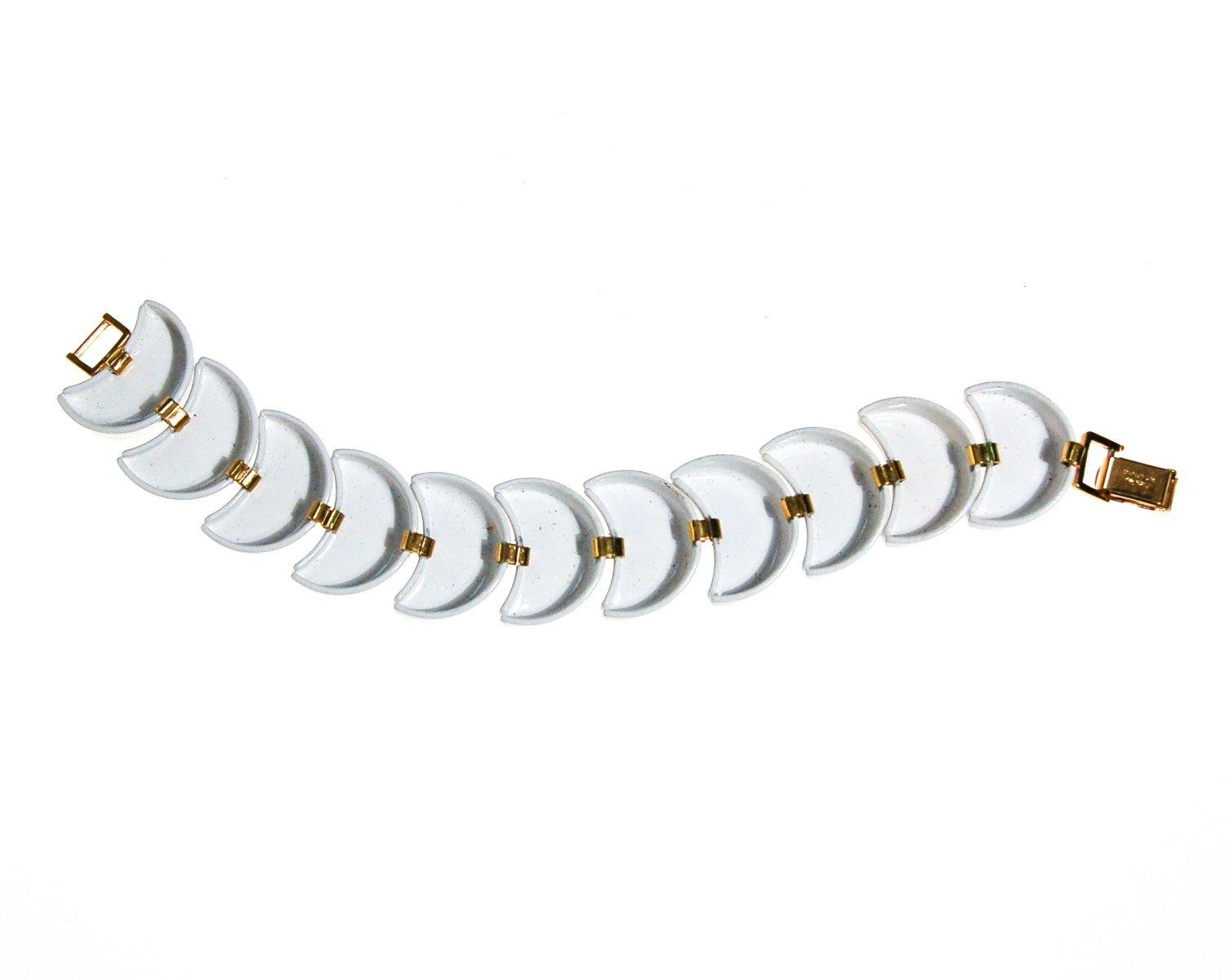 Napier White Chain Link Bracelet, White Enamel, Scalloped Link, Mid Century Modern, Gold Tone, Designer Vintage Jewelry by Napier - Vintage Meet Modern Vintage Jewelry - Chicago, Illinois - #oldhollywoodglamour #vintagemeetmodern #designervintage #jewelrybox #antiquejewelry #vintagejewelry