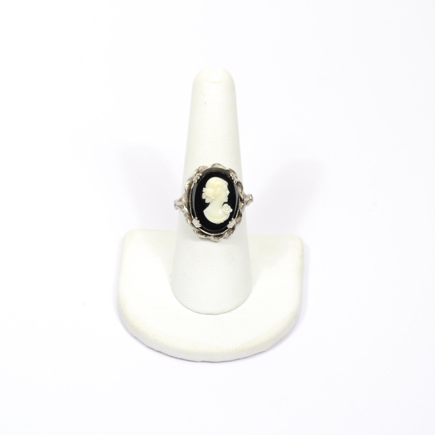 Black and White Cameo Ring by unsigned beauty - Vintage Meet Modern Vintage Jewelry - Chicago, Illinois - #oldhollywoodglamour #vintagemeetmodern #designervintage #jewelrybox #antiquejewelry #vintagejewelry