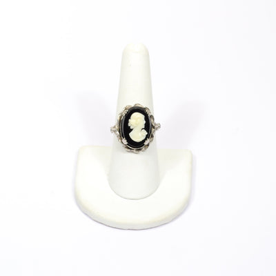 Black and White Cameo Ring by unsigned beauty - Vintage Meet Modern Vintage Jewelry - Chicago, Illinois - #oldhollywoodglamour #vintagemeetmodern #designervintage #jewelrybox #antiquejewelry #vintagejewelry