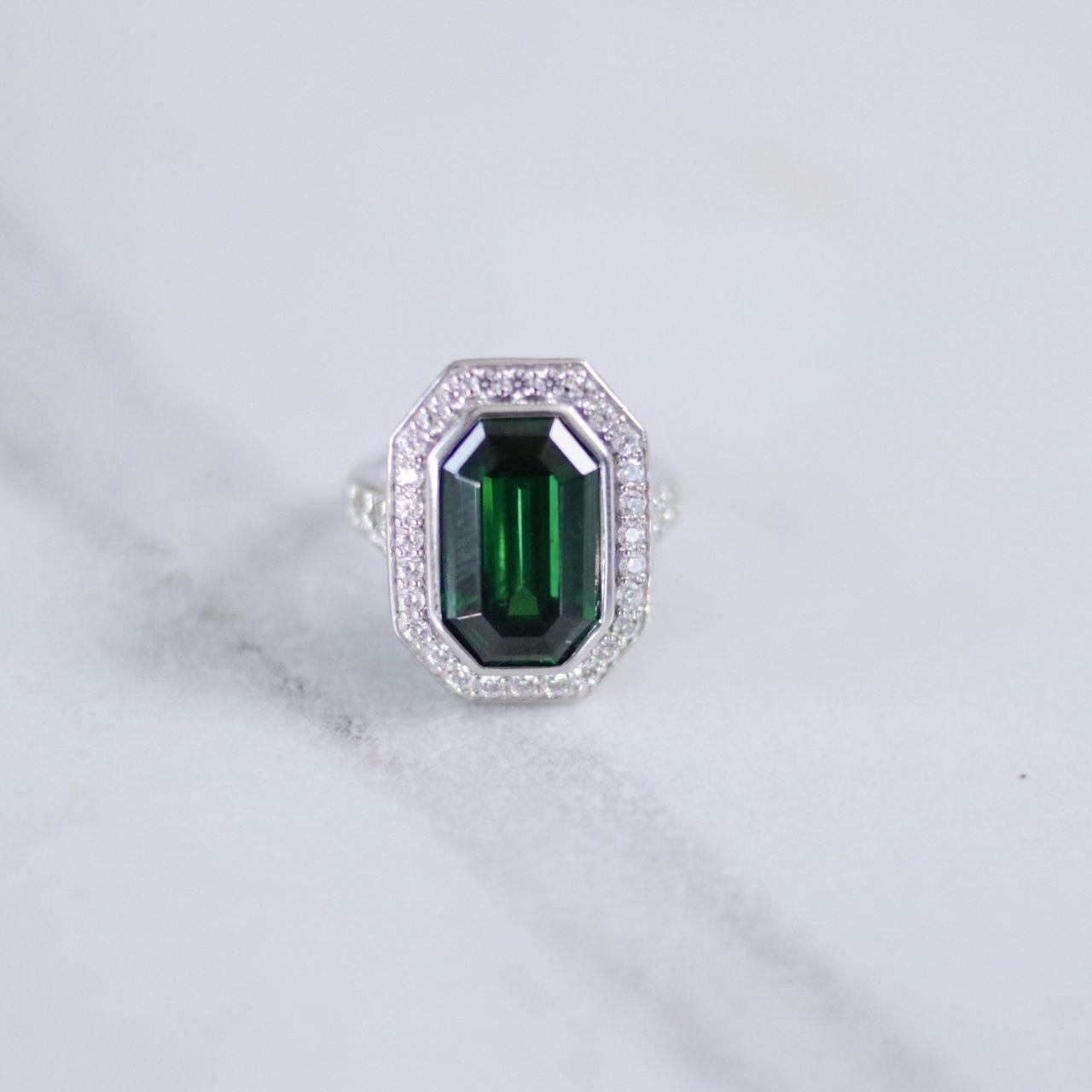 Vintage Emerald Crystal Cocktail Ring by Unsigned Beauty - Vintage Meet Modern Vintage Jewelry - Chicago, Illinois - #oldhollywoodglamour #vintagemeetmodern #designervintage #jewelrybox #antiquejewelry #vintagejewelry