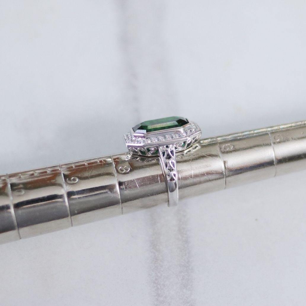 Vintage Emerald Crystal Cocktail Ring by Unsigned Beauty - Vintage Meet Modern Vintage Jewelry - Chicago, Illinois - #oldhollywoodglamour #vintagemeetmodern #designervintage #jewelrybox #antiquejewelry #vintagejewelry