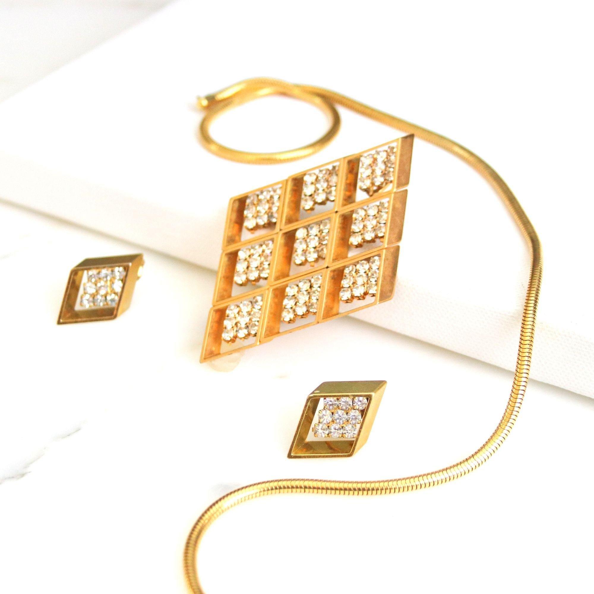 Vintage Emmons Gold Diamond Diamante Statement Necklace by Emmons - Vintage Meet Modern Vintage Jewelry - Chicago, Illinois - #oldhollywoodglamour #vintagemeetmodern #designervintage #jewelrybox #antiquejewelry #vintagejewelry