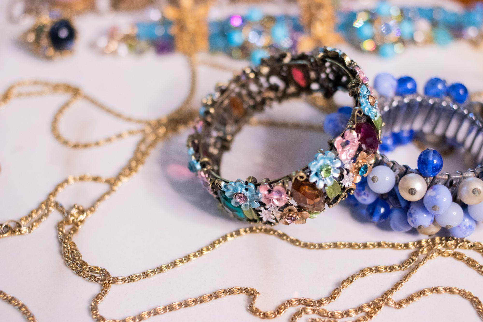 Vintage 1950s Blue Glass and Faux Pearl Cha Cha Bracelet by Unsigned Beauty - Vintage Meet Modern Vintage Jewelry - Chicago, Illinois - #oldhollywoodglamour #vintagemeetmodern #designervintage #jewelrybox #antiquejewelry #vintagejewelry