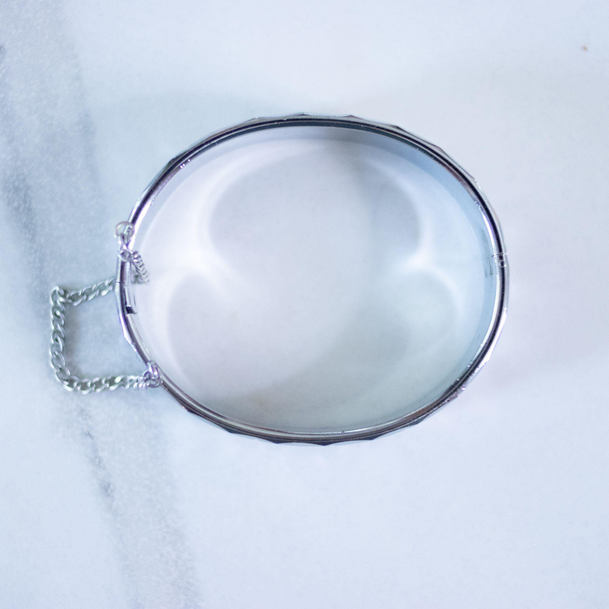 Vintage Mid Century Modern Star Etched Hinged Bangle Bracelet by Unsigned Beauty - Vintage Meet Modern Vintage Jewelry - Chicago, Illinois - #oldhollywoodglamour #vintagemeetmodern #designervintage #jewelrybox #antiquejewelry #vintagejewelry