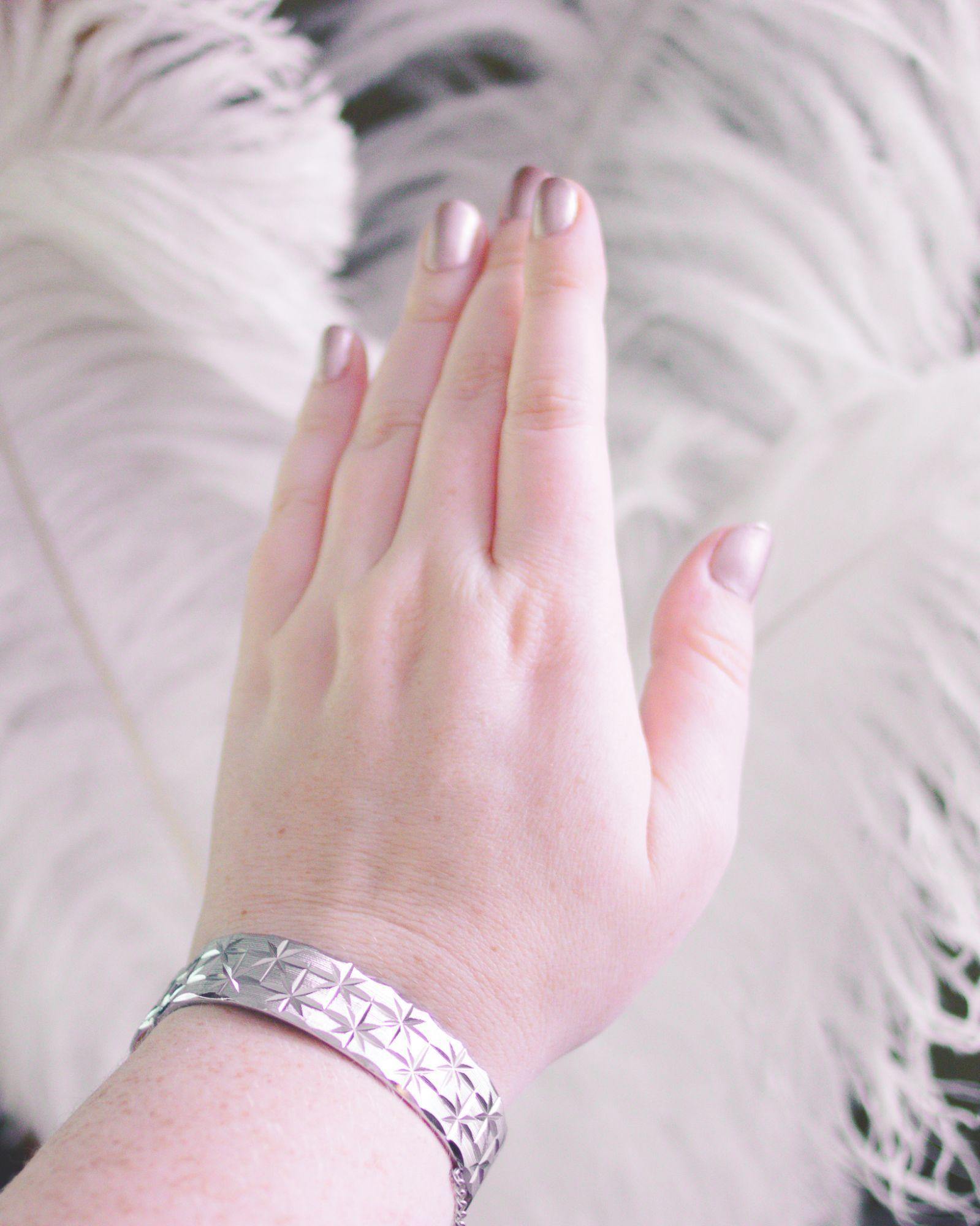 Vintage Mid Century Modern Star Etched Hinged Bangle Bracelet by Unsigned Beauty - Vintage Meet Modern Vintage Jewelry - Chicago, Illinois - #oldhollywoodglamour #vintagemeetmodern #designervintage #jewelrybox #antiquejewelry #vintagejewelry