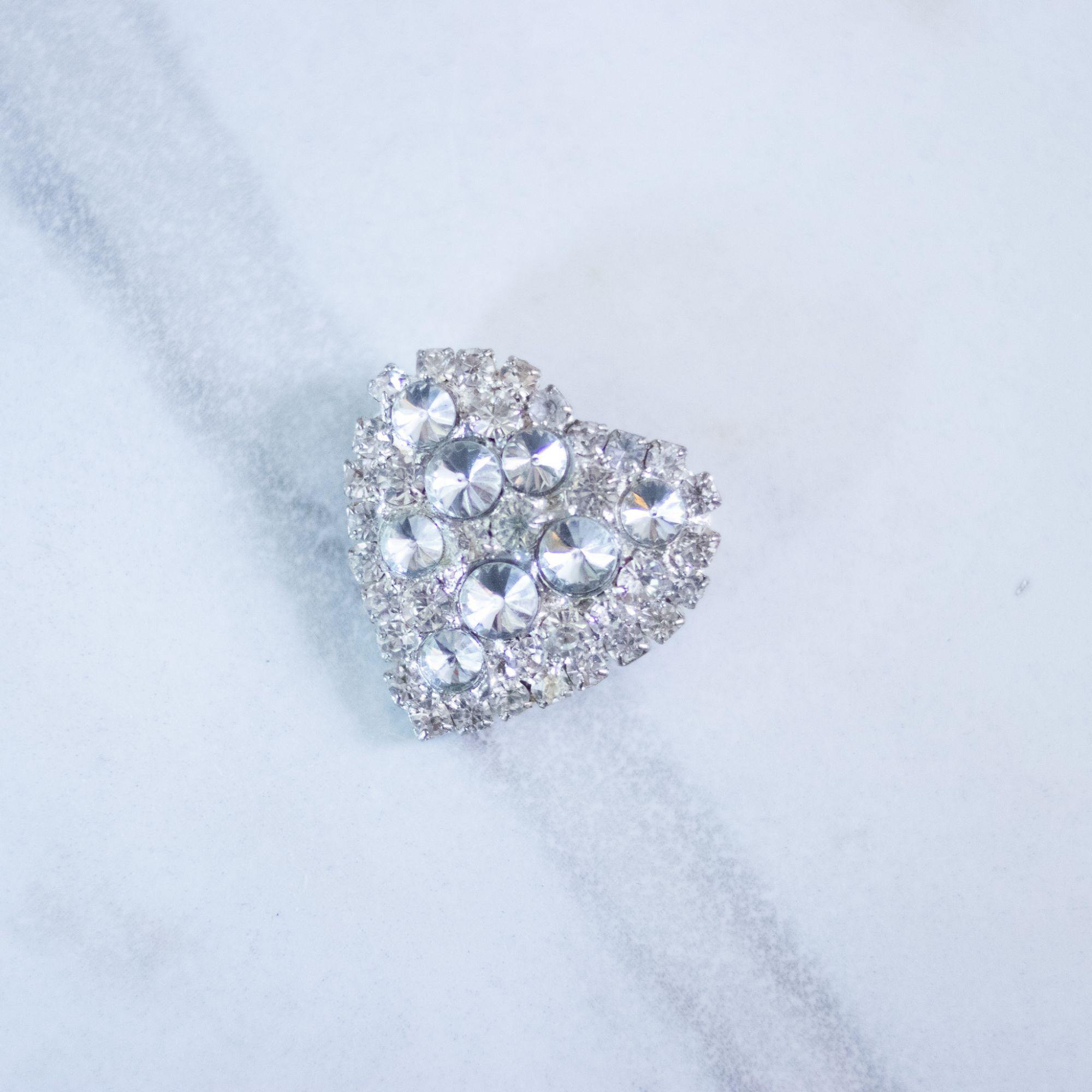 Vintage 1950s Rhinestone Heart Pin by Unsigned Beauty - Vintage Meet Modern Vintage Jewelry - Chicago, Illinois - #oldhollywoodglamour #vintagemeetmodern #designervintage #jewelrybox #antiquejewelry #vintagejewelry