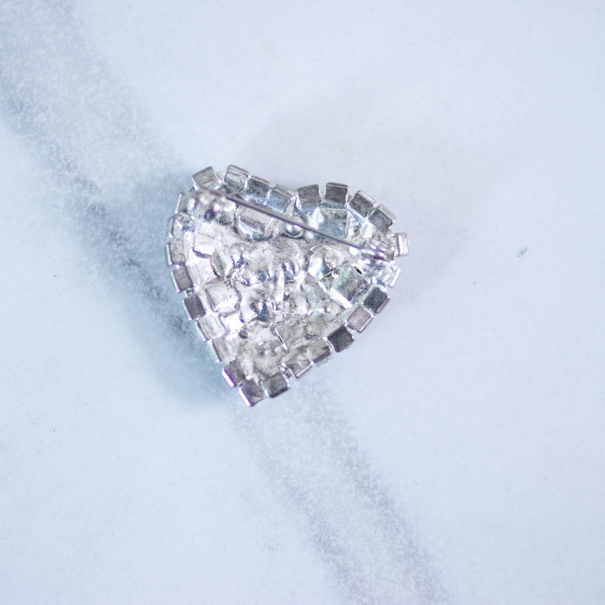 Vintage 1950s Rhinestone Heart Pin by Unsigned Beauty - Vintage Meet Modern Vintage Jewelry - Chicago, Illinois - #oldhollywoodglamour #vintagemeetmodern #designervintage #jewelrybox #antiquejewelry #vintagejewelry