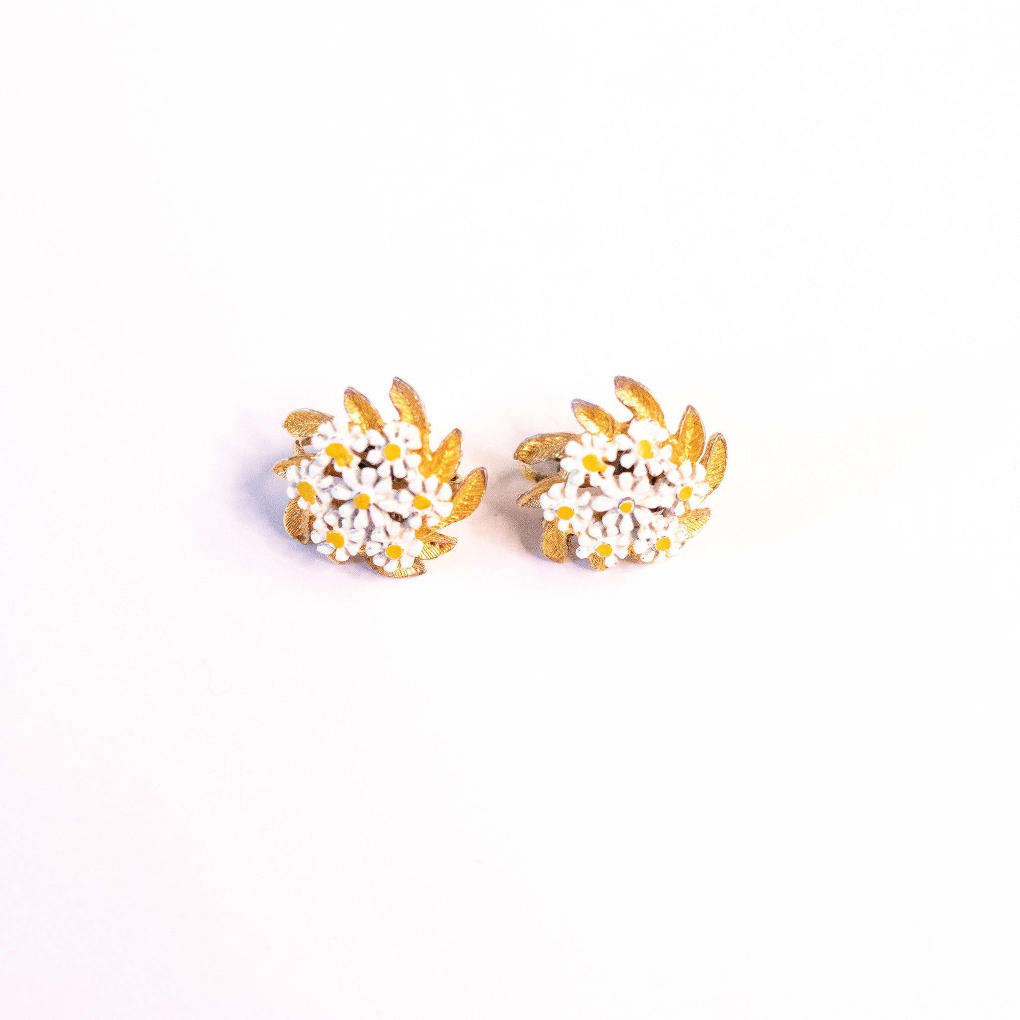 Vintage Daisy Pinwheel Earrings by Unsigned Beauty - Vintage Meet Modern Vintage Jewelry - Chicago, Illinois - #oldhollywoodglamour #vintagemeetmodern #designervintage #jewelrybox #antiquejewelry #vintagejewelry