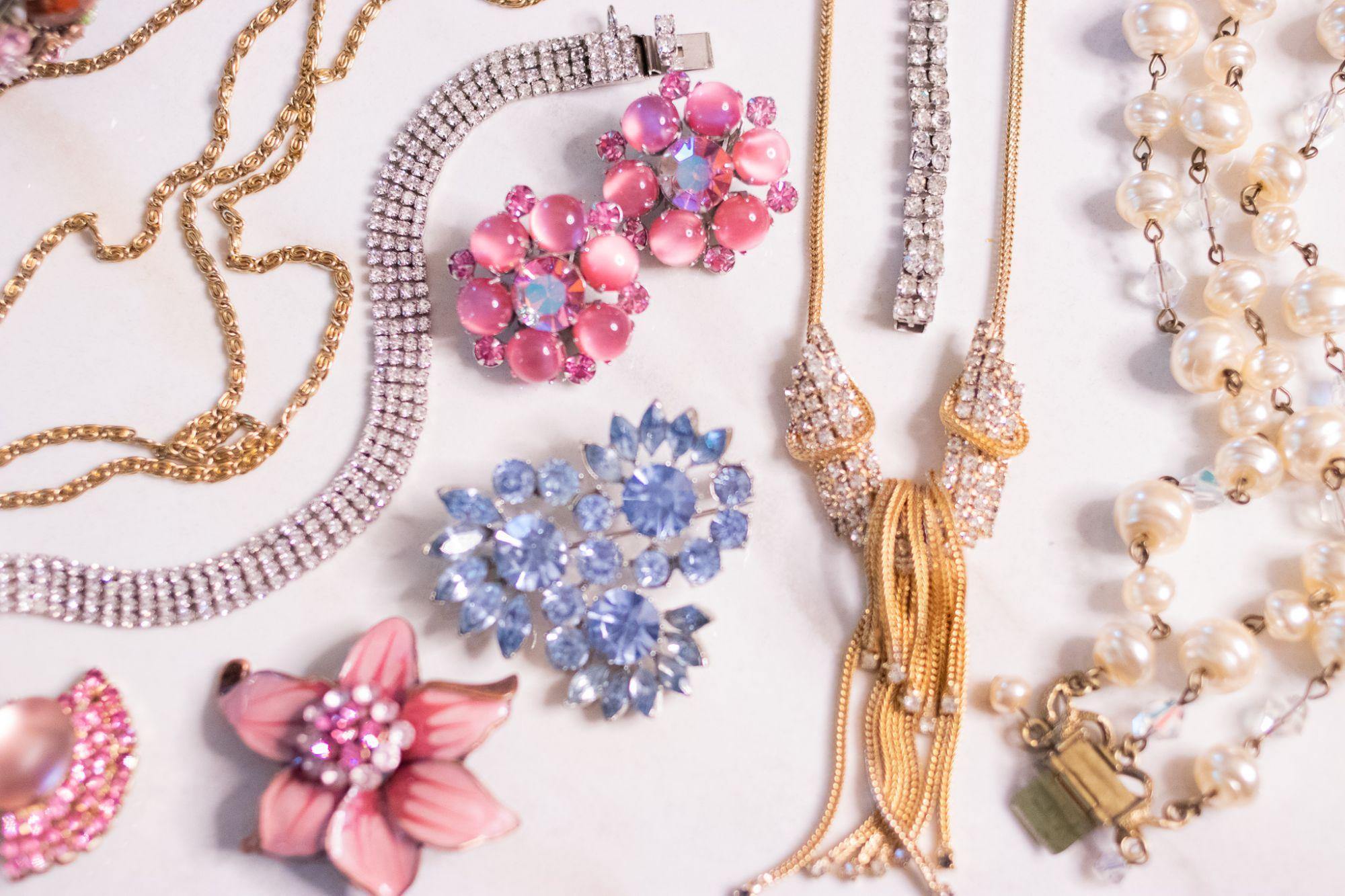 Vintage Blue Rhinestone Flower Brooch by Unsigned Beauty - Vintage Meet Modern Vintage Jewelry - Chicago, Illinois - #oldhollywoodglamour #vintagemeetmodern #designervintage #jewelrybox #antiquejewelry #vintagejewelry