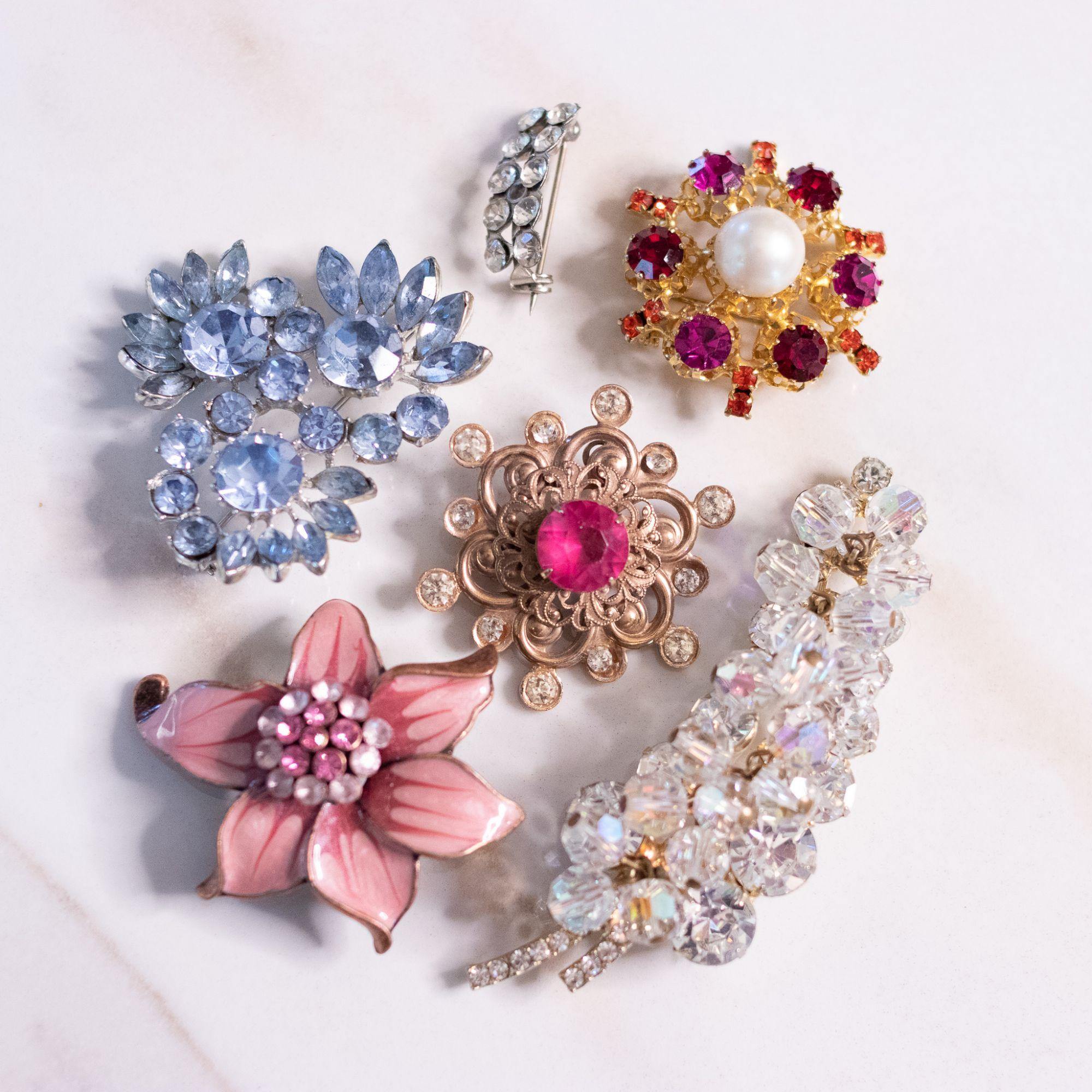 Vintage Blue Rhinestone Flower Brooch by Unsigned Beauty - Vintage Meet Modern Vintage Jewelry - Chicago, Illinois - #oldhollywoodglamour #vintagemeetmodern #designervintage #jewelrybox #antiquejewelry #vintagejewelry