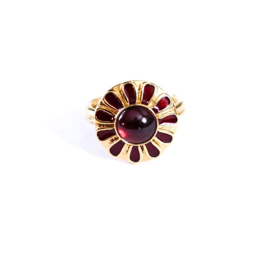 Vintage Garnet Medallion Ring by Hallmarked 925 - Vintage Meet Modern Vintage Jewelry - Chicago, Illinois - #oldhollywoodglamour #vintagemeetmodern #designervintage #jewelrybox #antiquejewelry #vintagejewelry