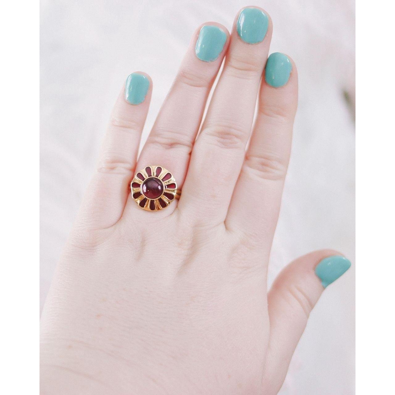 Vintage Garnet Medallion Ring by Hallmarked 925 - Vintage Meet Modern Vintage Jewelry - Chicago, Illinois - #oldhollywoodglamour #vintagemeetmodern #designervintage #jewelrybox #antiquejewelry #vintagejewelry