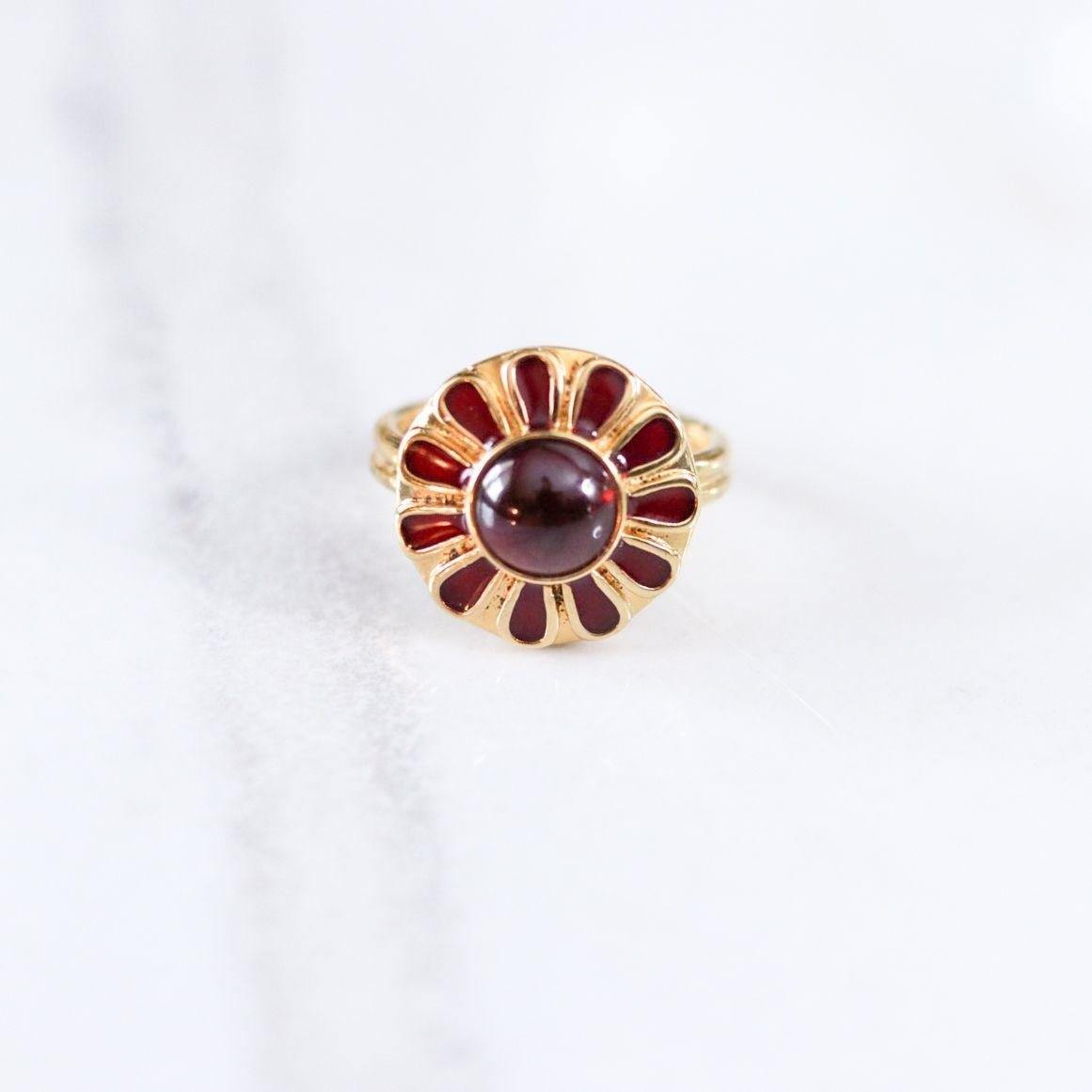 Vintage Garnet Medallion Ring by Hallmarked 925 - Vintage Meet Modern Vintage Jewelry - Chicago, Illinois - #oldhollywoodglamour #vintagemeetmodern #designervintage #jewelrybox #antiquejewelry #vintagejewelry